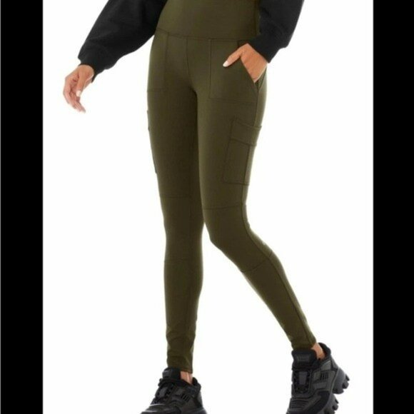 ALO Pants - Alo Yoga High Waist Cargo Leggings in Dark Army Green - Size Medium